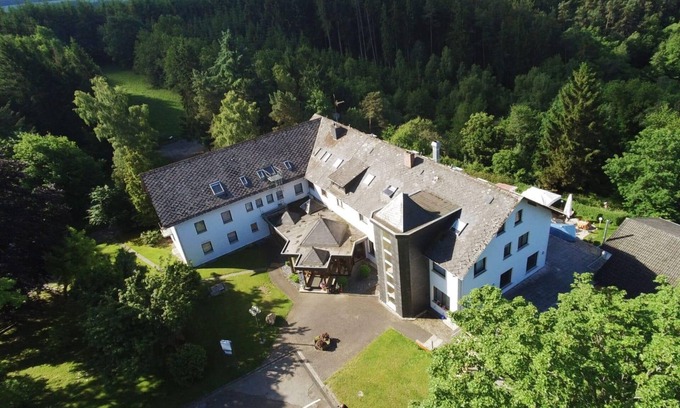 Kirchberg Hotel | Cozy Triple Room with Accessible Amenities at Karrenberg