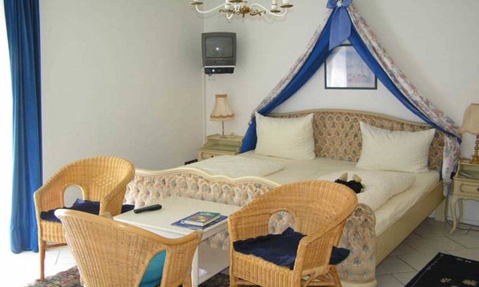 Kippenheim Apartment | Bright Triple Room with Ocean View - Bed & Breakfast in Kippenheim