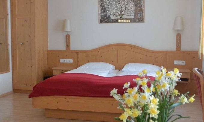 Elisabeth-Vorstadt Bed & Breakfast | Cozy Triple Room with Modern Amenities at Adlerhof Pension