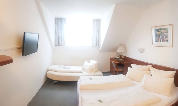 Meckenbeuren Apartment | Family-Friendly Triple Room with Modern Shower & Breakfast