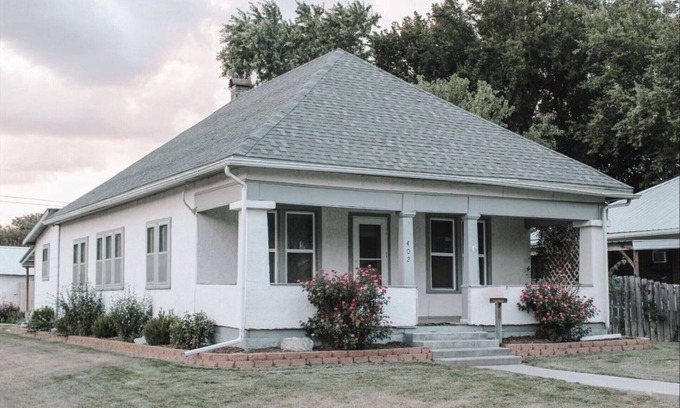 Hoisington House | Family-Friendly Stay at Triple S Lodge with Pet Amenities