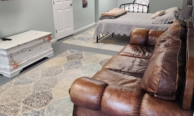 Nicholson Apartment | Triple T Guest Studio