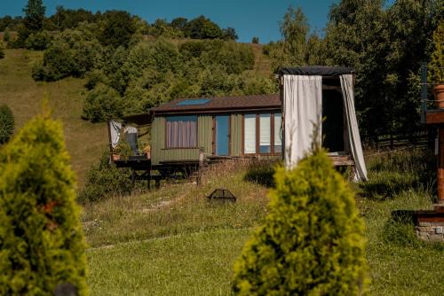 Sirnea House | Cozy Getaway at Tripsylvania Tiny House with Hot Tub
