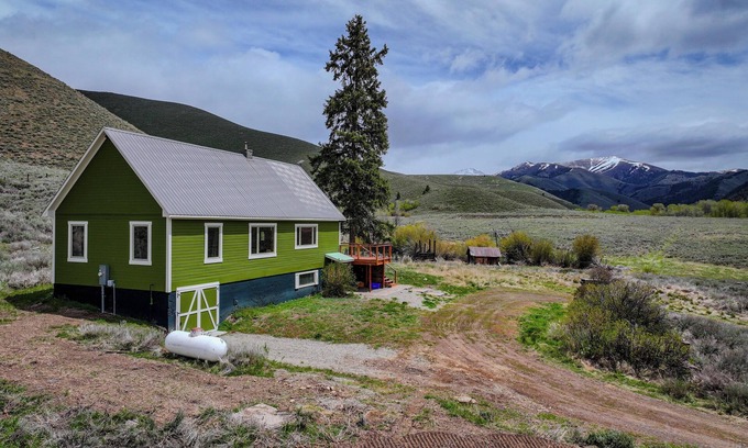 Sun Valley House | Top-Rated Triumph Ranch Farm House: Pet & Kid Friendly Stay