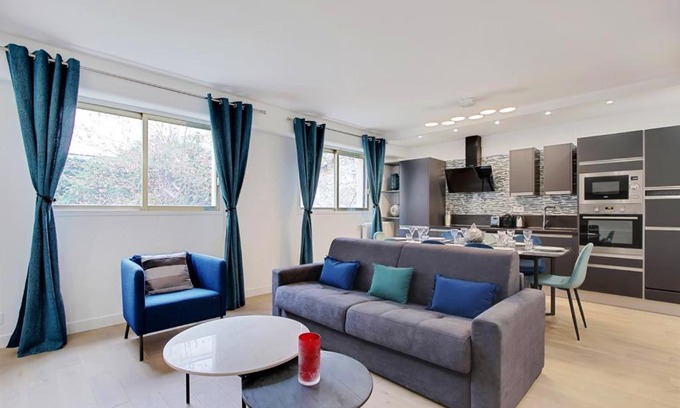 16th Arrondissement Apartment | Modern Trocadero Near Eiffel Tower - 4-Star Stay!