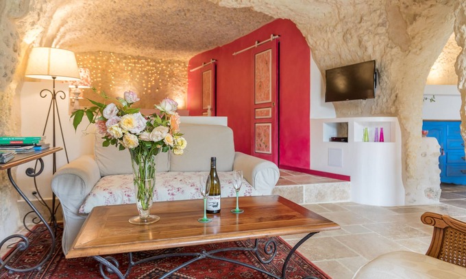 Noizay Cottage | Unique Troglodyte Lodging in Touraine with Spa Amenities