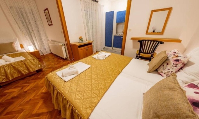 Mostar Apartment | Trokrevetna soba s pogledom na grad