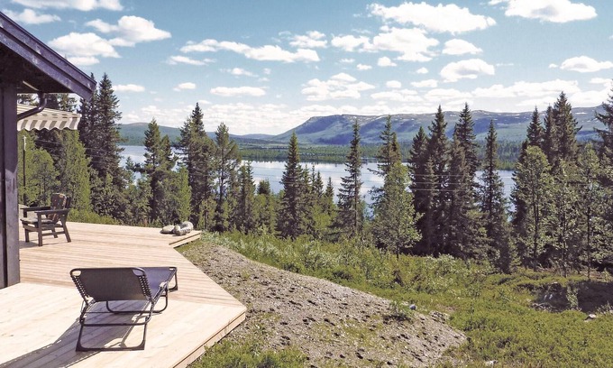 Nord-Fron House | Highly Rated 3 Bedroom Stay in Vinstra with Lake Views