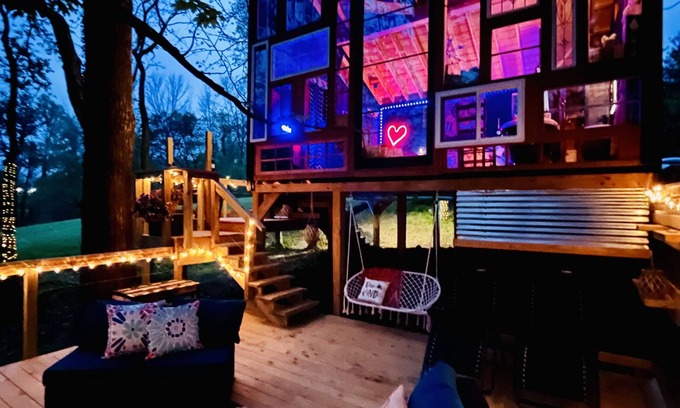 Doyle Apartment | Discover Trolley and The Treehouse: Pet-Friendly Retreat