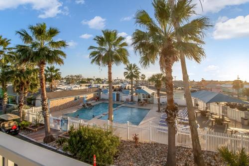 Port Aransas Hotel | Relax at Tropic Island Resort: Pet Friendly & Ocean View