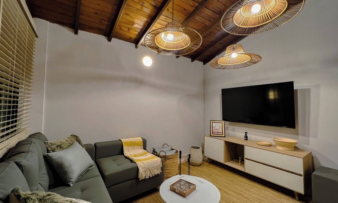 Lalinde House | Cozy 4BR Home with Terrace & Jacuzzi in El Poblado