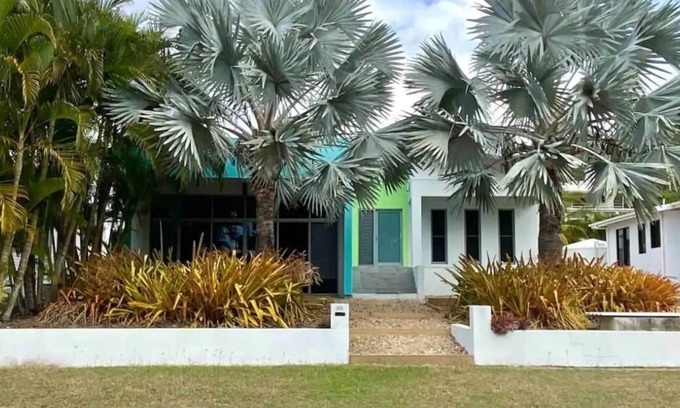 Hideaway Bay House | Tropical Blue