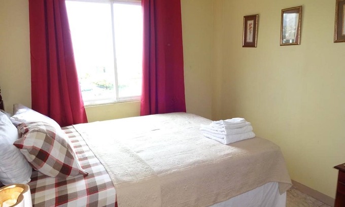 Eastwood Park House | Relax in the Tropical Breeze Suite for Your Next Getaway