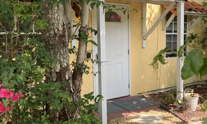 El Cid Cottage | Charming Tropical Cottage in Palm Beach Historic District