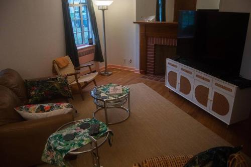 Ottawa Apartment | Tropical Deco in Toledo