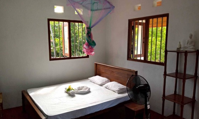 Polhena Apartment | Beachfront Bliss: Eco-Friendly Stay with Ocean View
