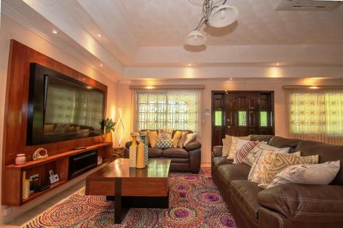 St. Ann's Bay Villa | Idyllic Tropical Escape Villa with Oceanfront Pool