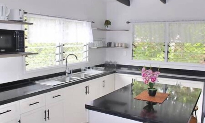 Apia House | Family-Friendly Tropical Haven in Papauta with Kitchenette