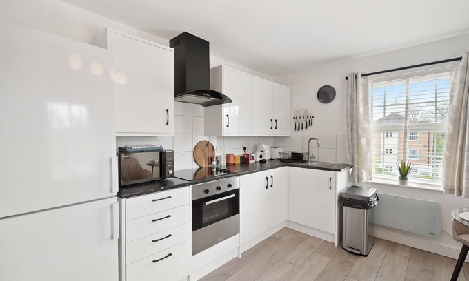 Dunmow Apartment | Bright Tropical 2-Bedroom Flat with Family-Friendly Amenities
