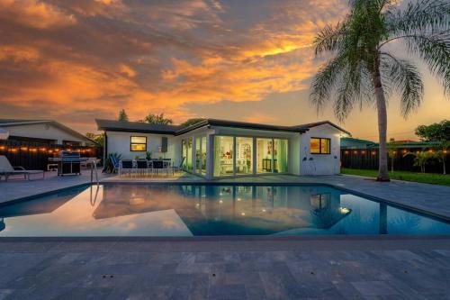 Parker Ridge House | Idyllic Tropical Jungle Pool House Near Beach and Downtown