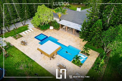 Homestead Villa | Tropical Escape with Swim-Up Bar & Pickleball Courts