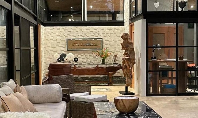San Lorenzo Villa | Modern Tropical Retreat with Pool and Pet-Friendly Options