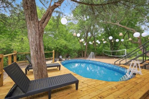 Lancaster House | Relaxing Tropical Oasis with Pool & Beach Volleyball