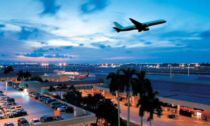 Melaleuca Gardens House | Relaxing Tropical Oasis with Canal Views & Spa Amenities