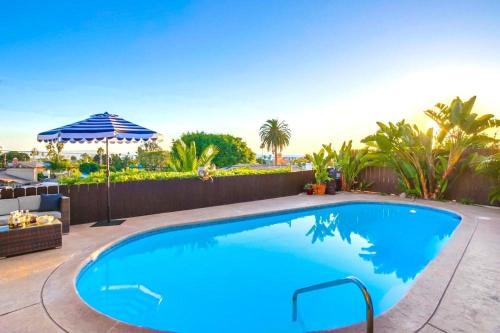 La Jolla Mesa House | Pet-Friendly Tropical Retreat with Family Amenities