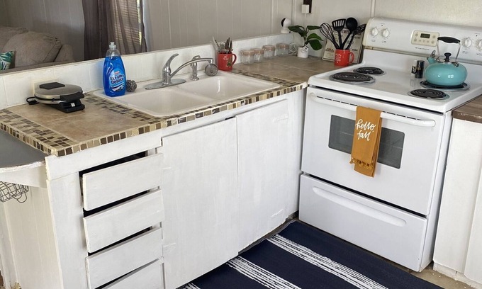 Wright House | Cozy Tropical Trailer with Ocean View and Pet-Friendly Amenities