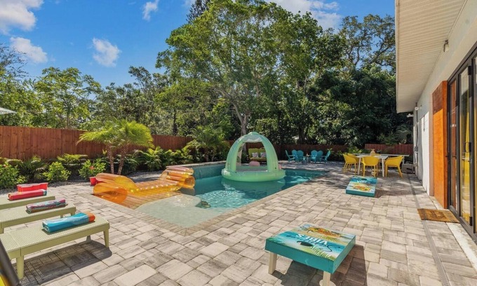 Bradenton House | Unforgettable 6BR Tropical Getaway with Poolside Movies