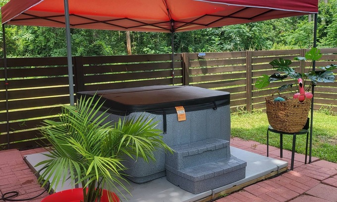 Griffin House | Relaxing Tropical Retreat with Hot Tub & Ocean View
