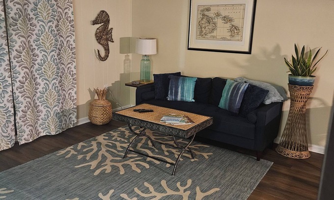Newark Apartment | Tropical vibes in Newark
