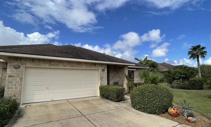 Laguna Vista House | Ideal Tropical Villa Near Beach with Pool & Spa Amenities