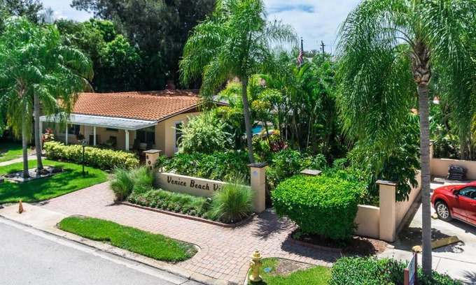 Venice Hotel | Family-Friendly Tropical Villas of Venice Beach with Pool