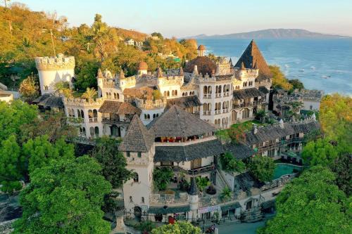 Puerto Galera Resort | Cozy Tropicana Castle Dive Resort with Ocean Views & Pool