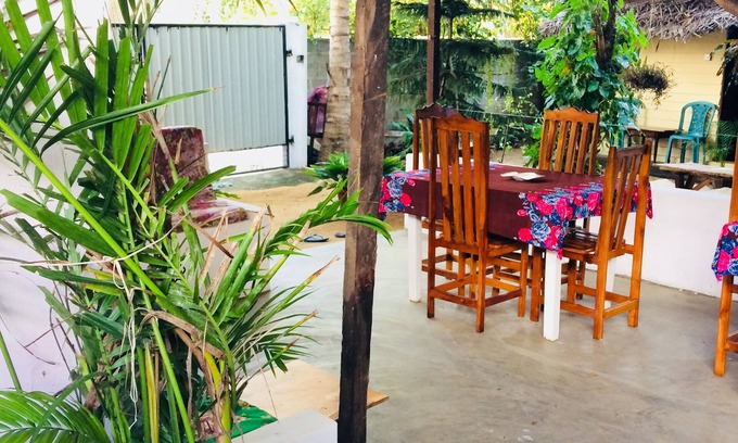 Pottuvil Division 2 Bed & Breakfast | Cozy Tropicana Homestay: Family-Friendly with Breakfast
