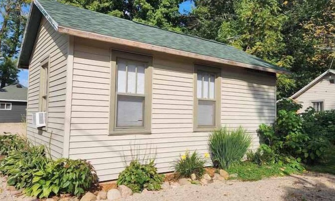 Fremont Cabin | Trout Cabin: Waterfront Retreat with Family-Friendly Amenities