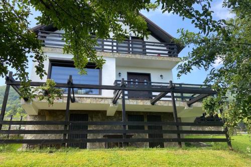 Bran House | Trout Cottage 2: Family-Friendly Retreat with 9.8 Rating