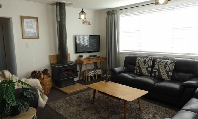 Turangi House | Trout Cottage: Cozy Retreat with Free WIFI & Pool Access