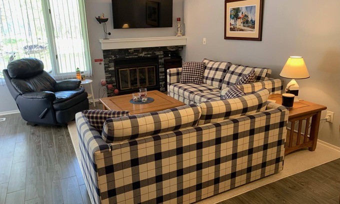 Harbor Springs Condo | Trout Creek Condos #17: Cozy Retreat with Pool & Spa