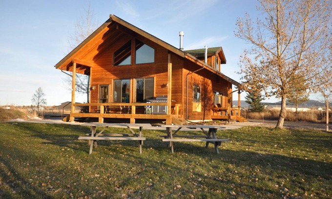 Bozeman House | TroutChasers Cabin: Premier Stay with River Views & Spa
