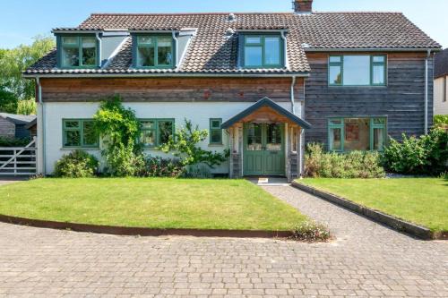 Walberswick House | Pet-Friendly Retreat with Pool at Troy Hotel Experience