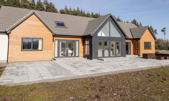 South Galson House | Family-Friendly Troya Hotel with Garden in Inverness