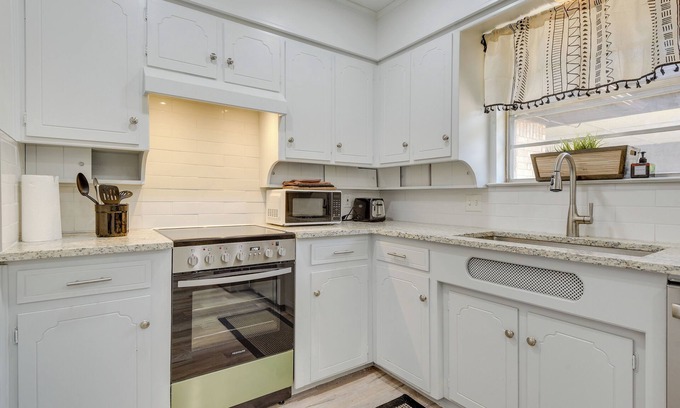 Fort Worth Apartment | 'Tru’ Bohemian' Benbrook Apt: 9 Mi to Fort Worth!