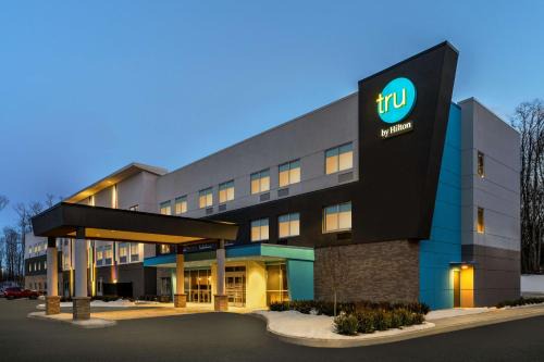 Latham Hotel | Explore Tru By Hilton Albany Airport: Pool & Breakfast Included