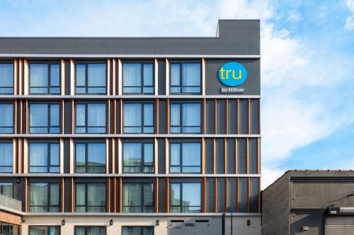 Gowanus Hotel | Explore Tru By Hilton Brooklyn: Pool, Kitchen & Breakfast