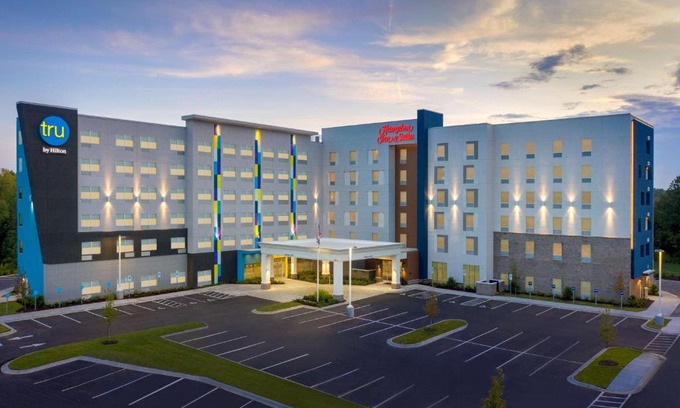Charlotte Hotel | Pet-Friendly Stay at Tru By Hilton Charlotte Airport