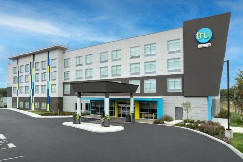 Summit Station Hotel | Discover Tru By Hilton Columbus East Broad with Pool Access