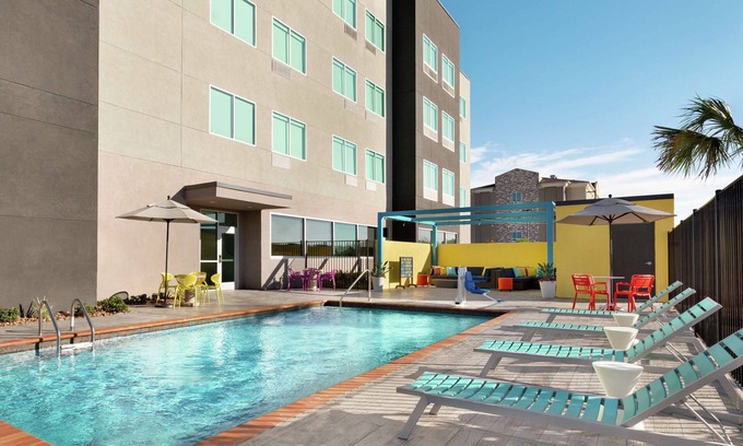 Webster Hotel | Unwind at Tru by Hilton Houston Webster with Pool & Breakfast